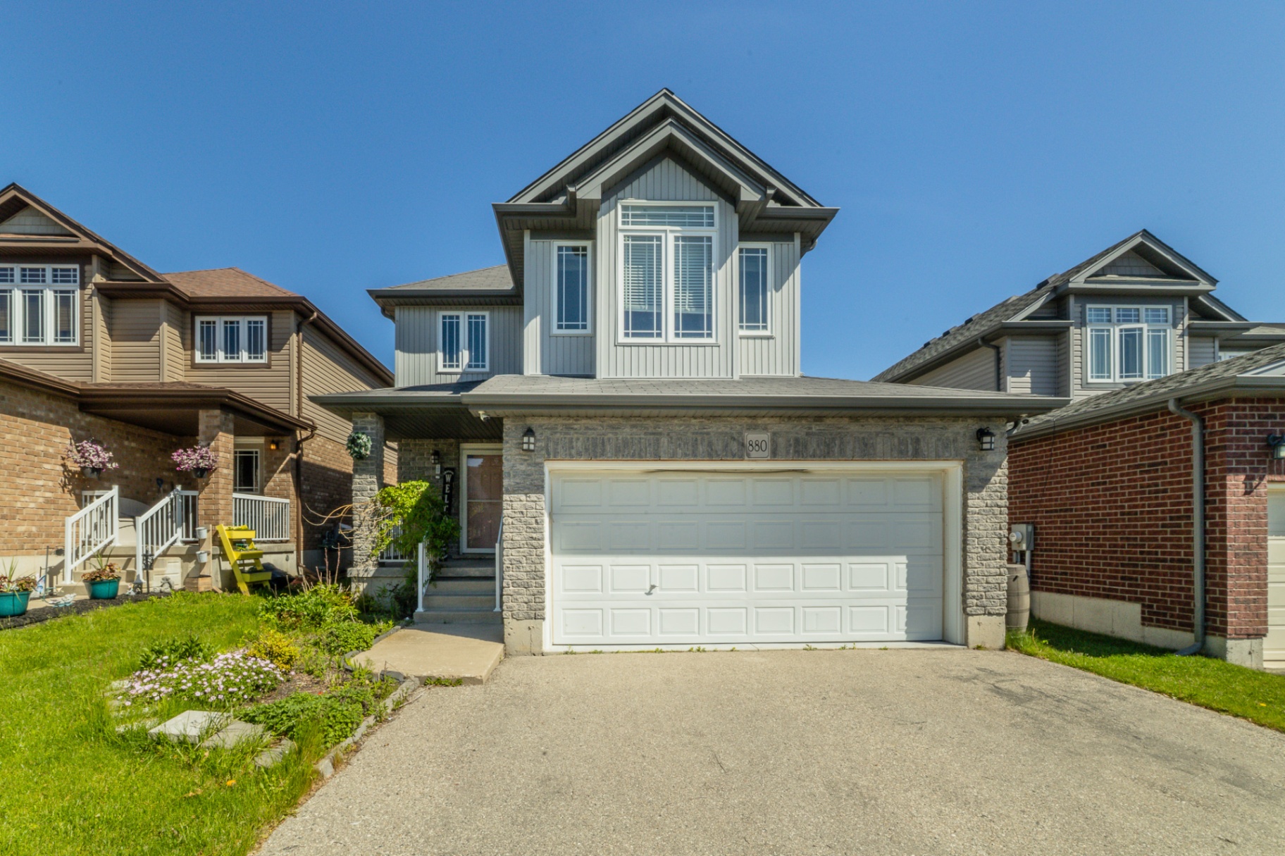 880 Frontenac Crescent, Woodstock — exterior front view